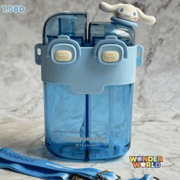 A dual-compartment translucent azure-blue water bottle wrapped in a sky-blue silicone shoulder sleeve with two rounded cream push buttons, topped by dual dark blue translucent lids with a tiny 3D Cinnamoroll figure resting on one side, shown with a matching blue character strap