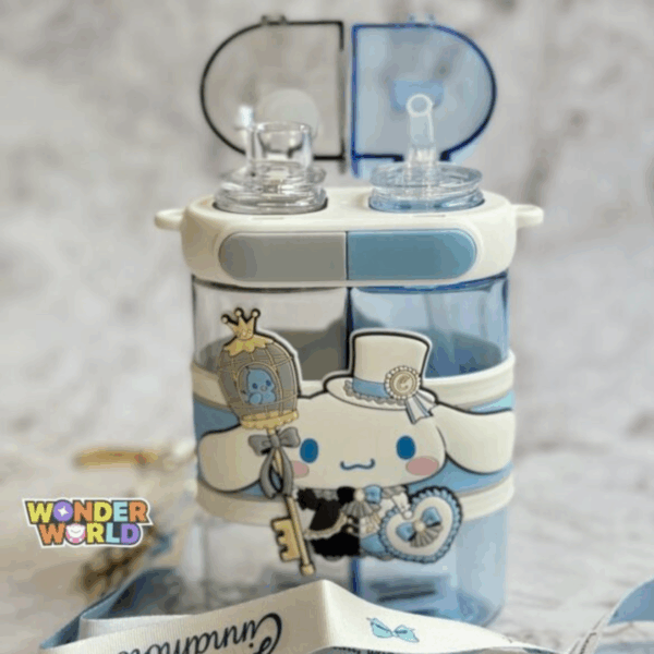 A dual-compartment water bottle with a split clear and translucent sky-blue body, wrapped in a cream and light blue silicone band featuring a 3D Cinnamoroll in a blue-and-black top hat outfit holding a golden key with a caged blue bird, shown with matching independent pop-up lids and a character shoulder strap