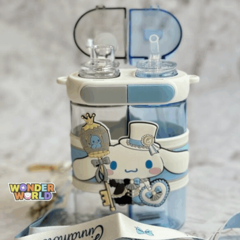 A dual-compartment water bottle with a split clear and translucent sky-blue body, wrapped in a cream and light blue silicone band featuring a 3D Cinnamoroll in a blue-and-black top hat outfit holding a golden key with a caged blue bird, shown with matching independent pop-up lids and a character shoulder strap