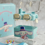 A modern square-shaped clear drink bottle with split dual chambers, topped by a mint-blue cap with two cream push-clasp locks under a rectangular clear flip-cover, featuring a matching mint-blue protective silicone sleeve with a 3D Cinnamoroll wearing a purple top hat and playing a pink ukulele