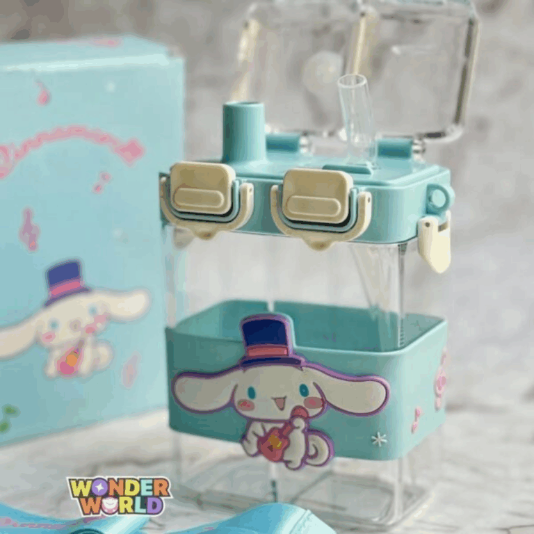 A modern square-shaped clear drink bottle with split dual chambers, topped by a mint-blue cap with two cream push-clasp locks under a rectangular clear flip-cover, featuring a matching mint-blue protective silicone sleeve with a 3D Cinnamoroll wearing a purple top hat and playing a pink ukulele